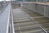 Ausrüstung eines Klärbeckens mit Rohrbelüftersystemen